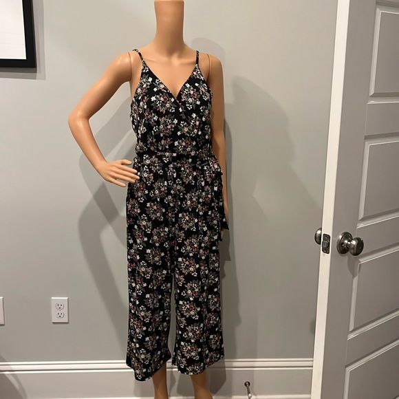 Jumpsuit MP cropped black floral- In excellenf used condition - Picture 1 of 4